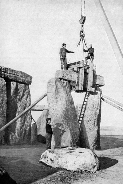 Levantamiento de un impost en Stonehenge, 1901, c1920 de Unbekannt