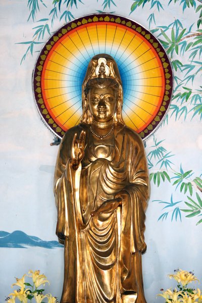 Pagoda budista Linh Ung. Quan Am bodhisattva de la compasión o diosa de la Misericordia. Gesto de protección (Abhay). Danang. Vietnam de Unbekannt