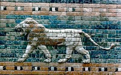 León pasante del muro del camino sagrado a la Puerta de Ishtar, Babilonia Irak, c. 575 a.C. de Unbekannt