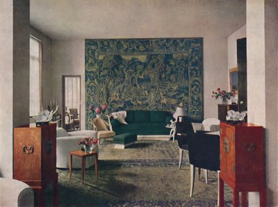 Sala de estar diseñada por Porteneuve & Dominique, cuya pared final está colgada con un viejo tapiz de Unbekannt