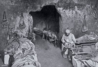 Viviendas en una cueva francesa, Primera Guerra Mundial, 1915 de Unbekannt