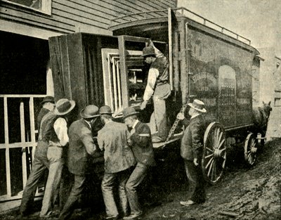 Cargando la Cámara en una Furgoneta para su Retiro, 1901 de Unbekannt