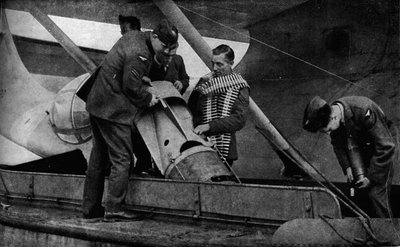 Cargando bombas en un avión de la RAF durante la Segunda Guerra Mundial, c. 1940 1943 de Unbekannt