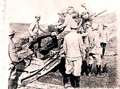 Cargando proyectil en un cañón de 155 mm, c1914-c1918 de Unbekannt