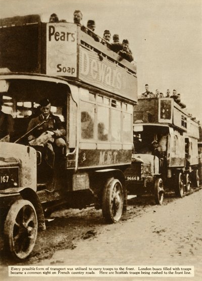 Autobuses de Londres llevando tropas escocesas al frente, Primera Guerra Mundial, 1914 de Unbekannt