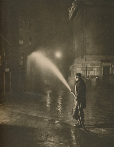 Limpieza nocturna de Londres: escena en la base del Monumento, c1935 de Unbekannt