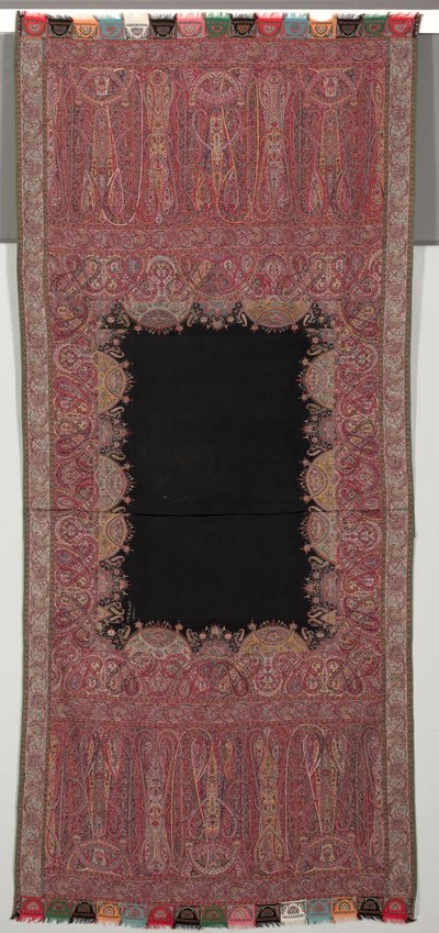 Chal largo con centro negro y galería exótica de cuatro lados en estilo chinoiserie, 1840s de Unbekannt