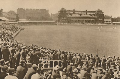 Mirando hacia el Pabellón desde el Mound Stand en el famoso Lords, c. 1935 de Unbekannt