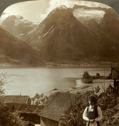 Vista desde Hjelle a través del tranquilo lago Strynns hacia los empinados glaciares del Monte Skaala, Noruega, c1905 de Unbekannt