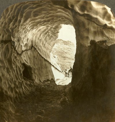 Mirando a través de un túnel de nieve en un viaje de verano por el Paso Dyreskard, Noruega, c1905 de Unbekannt