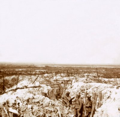Mirando hacia la línea del frente alemana, c1914-c1918 de Unbekannt
