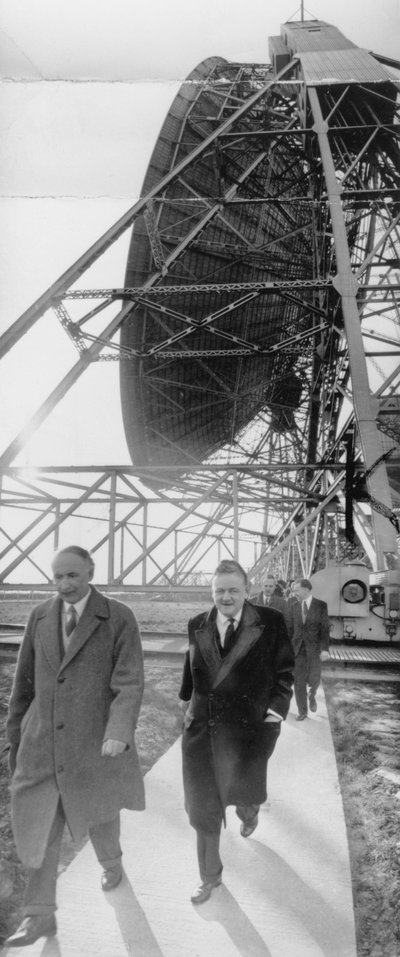 Lord Hailsham y el Profesor Alfred Lovell en Jodrell Bank, Cheshire, marzo de 1960 de Unbekannt