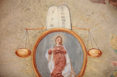 Fresco de la iglesia de Loreto; Tablas de la ley, balanzas y Virgen María, Praga, República Checa de Unbekannt