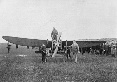 Louis Blériot a punto de realizar el primer vuelo exitoso a través del Canal de la Mancha de Unbekannt