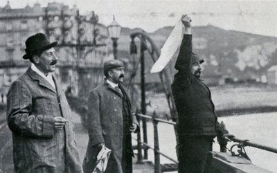 Louis Blériot en el muelle de Dover después de su vuelo a través del Canal de la Mancha, 25 de julio de 1909 de Unbekannt