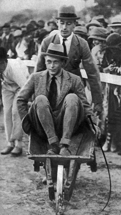 Louis Mountbatten lleva a su primo, el Príncipe de Gales, en un gymkhana en Malta, 1936 de Unbekannt