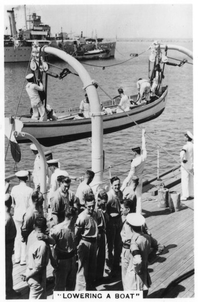 Bajando un bote, HMS Devonshire, 1937 de Unbekannt