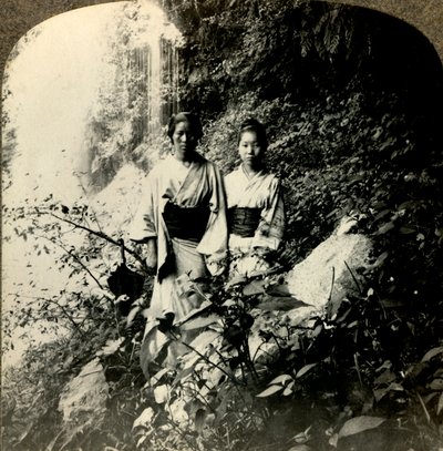 Doncellas de la Tierra del Sol Naciente, bajo las cascadas de Kogijoku..., c. 1900 de Unbekannt