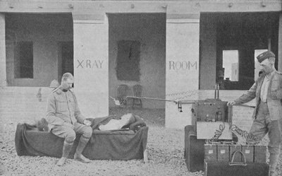 El Mayor Battersby y su Ordenanza tomando una Radiografía en Sudán, c1890, 1910 de Unbekannt