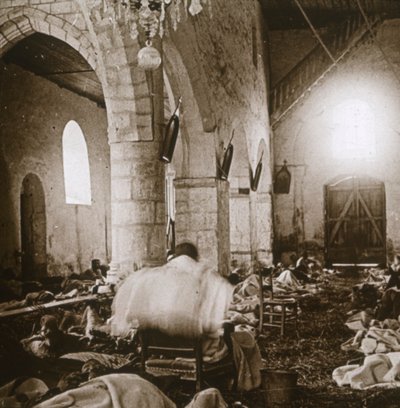 Hospital improvisado en una iglesia, Marne, norte de Francia, 1914 de Unbekannt