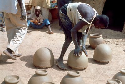 Haciendo ollas sin rueda, Nigeria, c. 1966 de Unbekannt