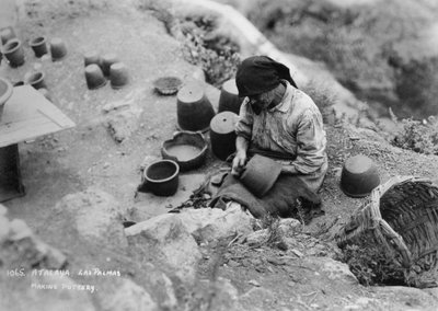 Haciendo cerámica, Atalaya, Las Palmas, Gran Canaria, Islas Canarias, España, c1920s-c1930s de Unbekannt
