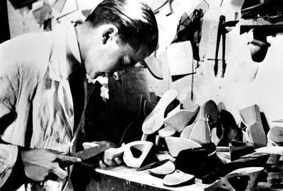 Fabricación de suelas de madera para zapatos, París ocupada por los alemanes, febrero de 1941 de Unbekannt