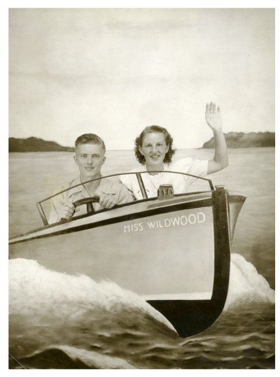 Hombre y Mujer en un bote llamado "Miss Wildwood" c.1940 de Unbekannt