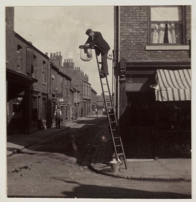 Hombre limpiando una farola de gas, c 1905 de Unbekannt