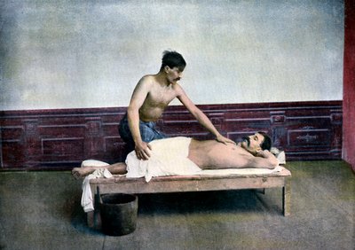 Hombre recibiendo un masaje en casa de baños, c. 1890 de Unbekannt