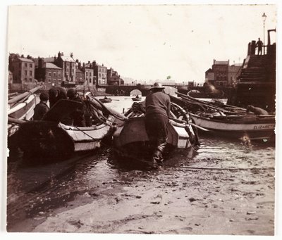 Hombre lanzando un bote de pesca, puerto de Whitby de Unbekannt