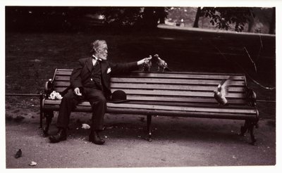 Hombre en un banco del parque, c 1920 de Unbekannt