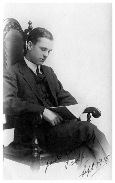 Hombre sentado en una silla leyendo un libro de Unbekannt