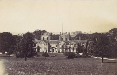 Casa solariega con dos torres vista desde los terrenos, 1860s de Unbekannt