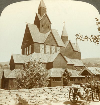 Iglesia de madera con muchas gárgolas y arcada del siglo XII y torretas, Hitterdal, Noruega, c. 1905 de Unbekannt