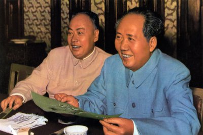 Mao Zedong y Chen Yi, líderes comunistas chinos, c1960s de Unbekannt