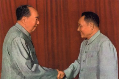 Mao Zedong y Deng Xiaoping, líderes comunistas chinos, c1960s de Unbekannt