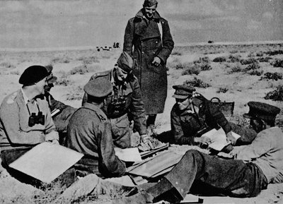 Mapas y planos esparcidos en la arena, 1942 1944 de Unbekannt