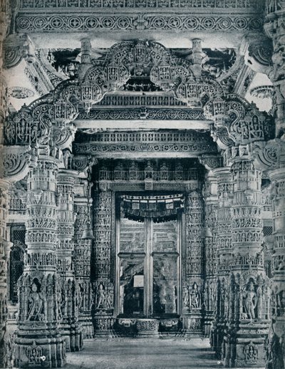 Escultura de mármol en la entrada de un templo jainista en Dilwara, Monte Abu, c1100 de Unbekannt