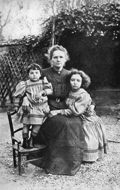 Marie Curie, física francesa nacida en Polonia, con sus hijas Eve e Irene, 1908 de Unbekannt