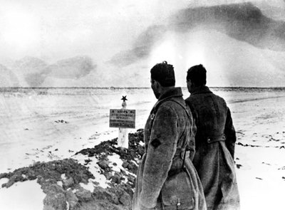 Fosa común de soldados rusos, frente de Stalingrado, Rusia, enero de 1943 de Unbekannt