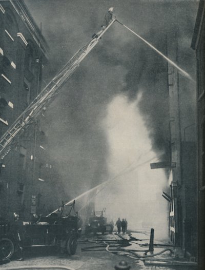 Fuerzas combinadas del bombero moderno contra un incendio en la ciudad, c. 1935 de Unbekannt
