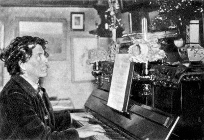Maurice Rollinat, poeta francés, tocando el piano, 1902 de Unbekannt