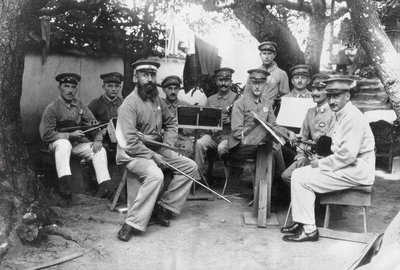 Miembros de una orquesta de campo de prisioneros de guerra alemana en la Prefectura de Tokushima, c. 1917 de Unbekannt