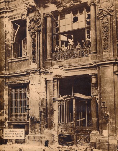 Miembros de la División Marina del Pueblo en el Balcón del Palacio de la Ciudad, diciembre de 1918 de Unbekannt