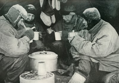 Miembros del Partido Polar comiendo en el campamento, c1911, 1913 de Unbekannt