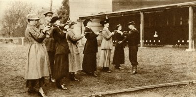 Miembros de la WRNS en práctica de revólver, 1915, 1935 de Unbekannt