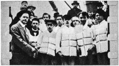 Miembros de la tripulación del Titanic con sus chalecos salvavidas, 1912 de Unbekannt