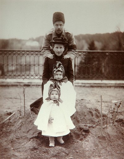 Miembros de la familia del Duque Fyodor Uvarov en su finca rural, Porechye, Rusia, 1880s de Unbekannt