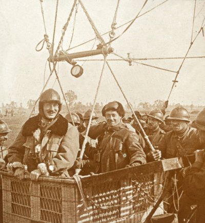 Hombres en la cesta de un globo de observación, c. 1914-1918 de Unbekannt